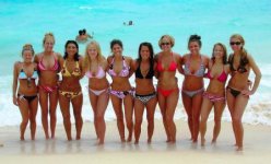 cancun-girls-line-up.jpg