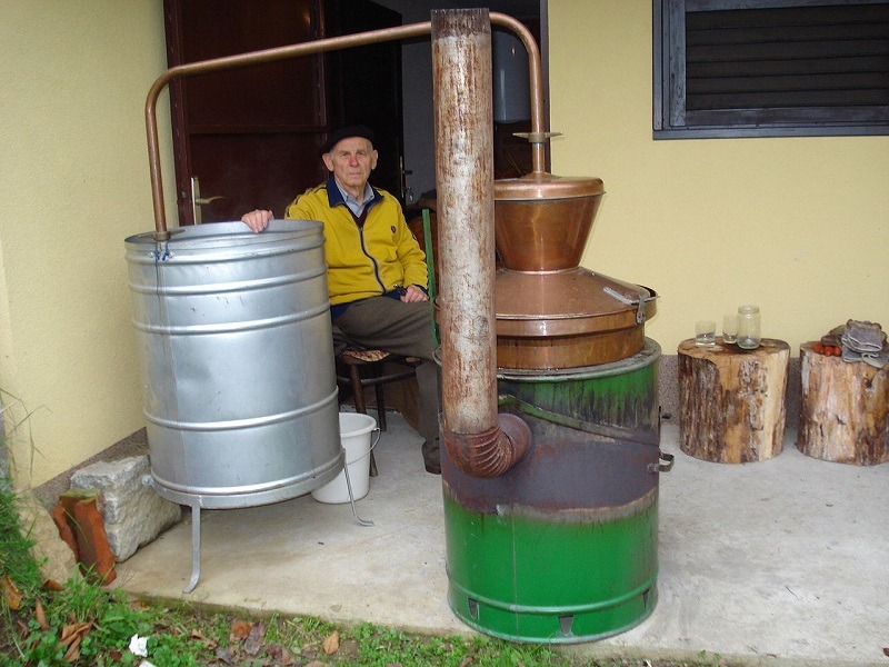 1280px-Pečenje_rakije_u_Međimurju_(Croatia).jpg