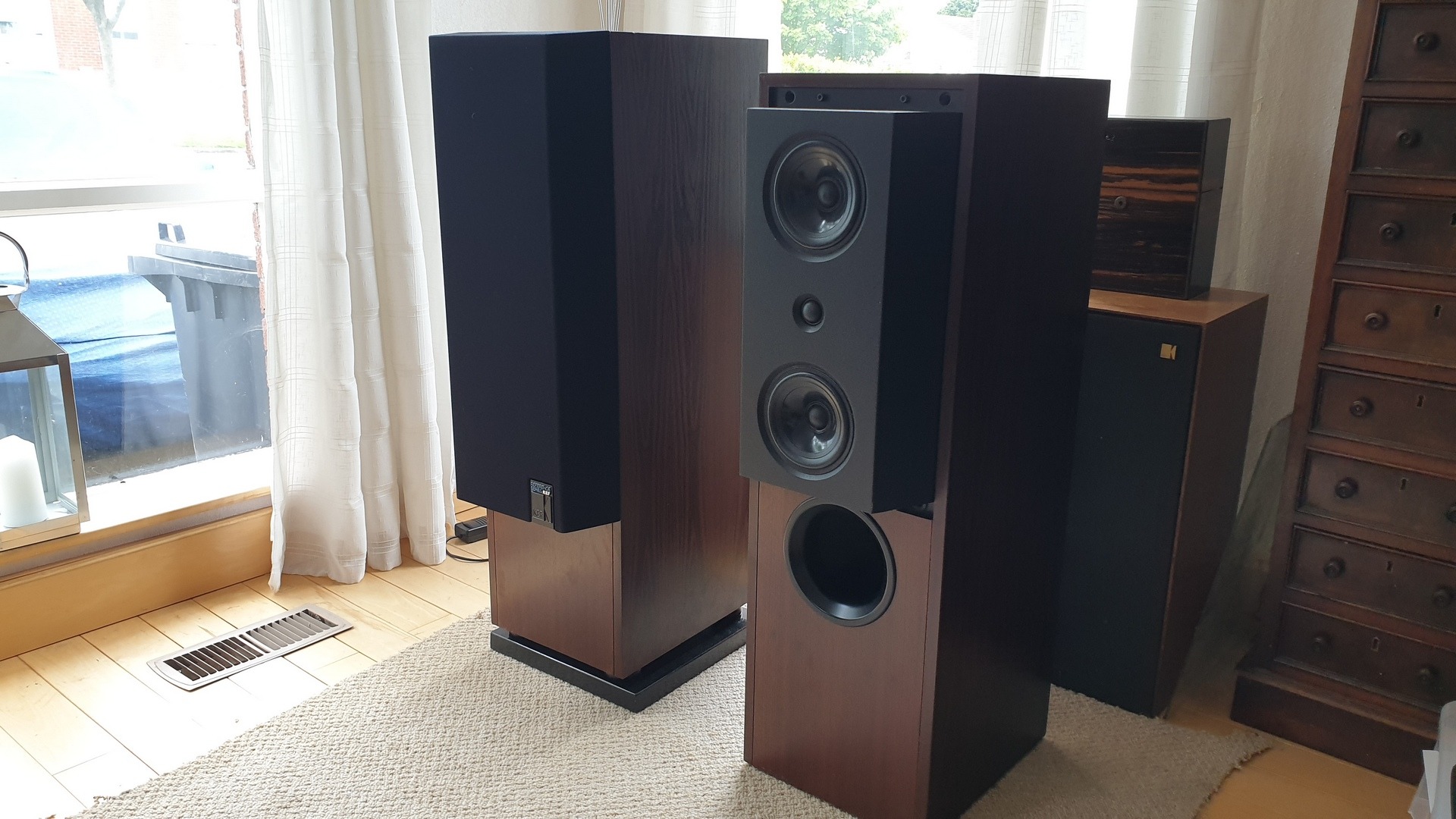 Kef store 104.2 speakers