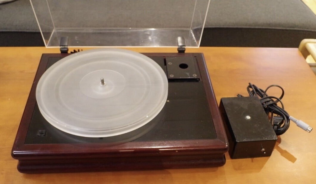 4257047-a8cb3afa-rare-voyd-valdi-turntable-no-tonearm-original-owner 2.jpg
