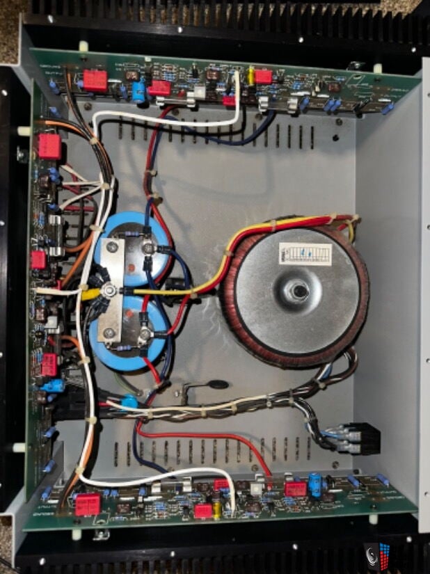 4896778-19476516-acurus-200x3-power-amplifier.jpg