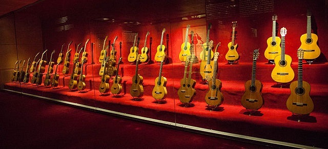 640px-La_col·lecció_de_guitarres,_Museu_de_la_Música_de_Barcelona(1).jpg