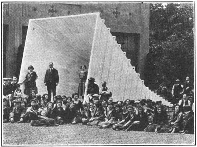 800px-Large_horn_loudspeaker.jpg