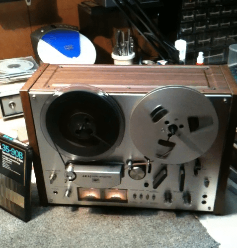 Akai 4000D on bench.png