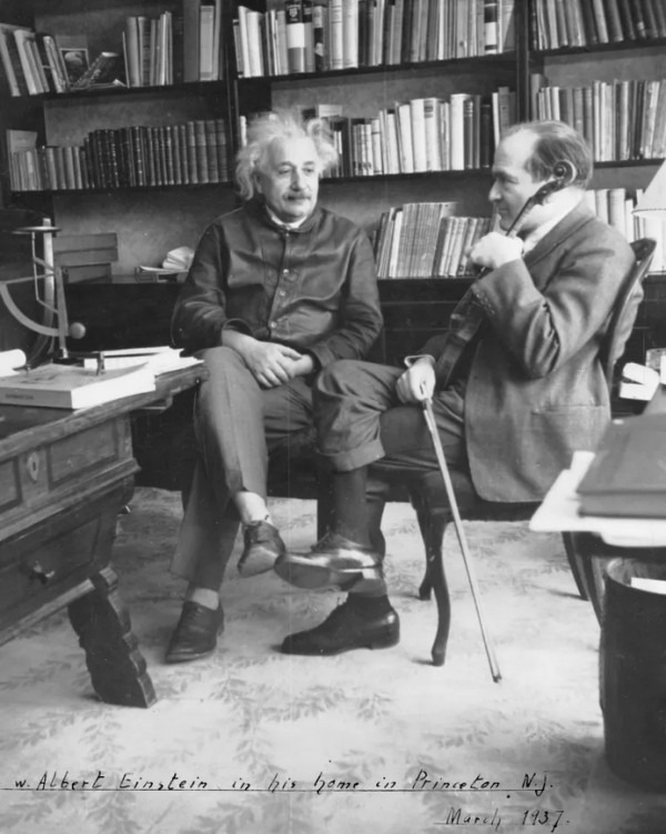 Albert Einstein 1937 Princeton.jpg