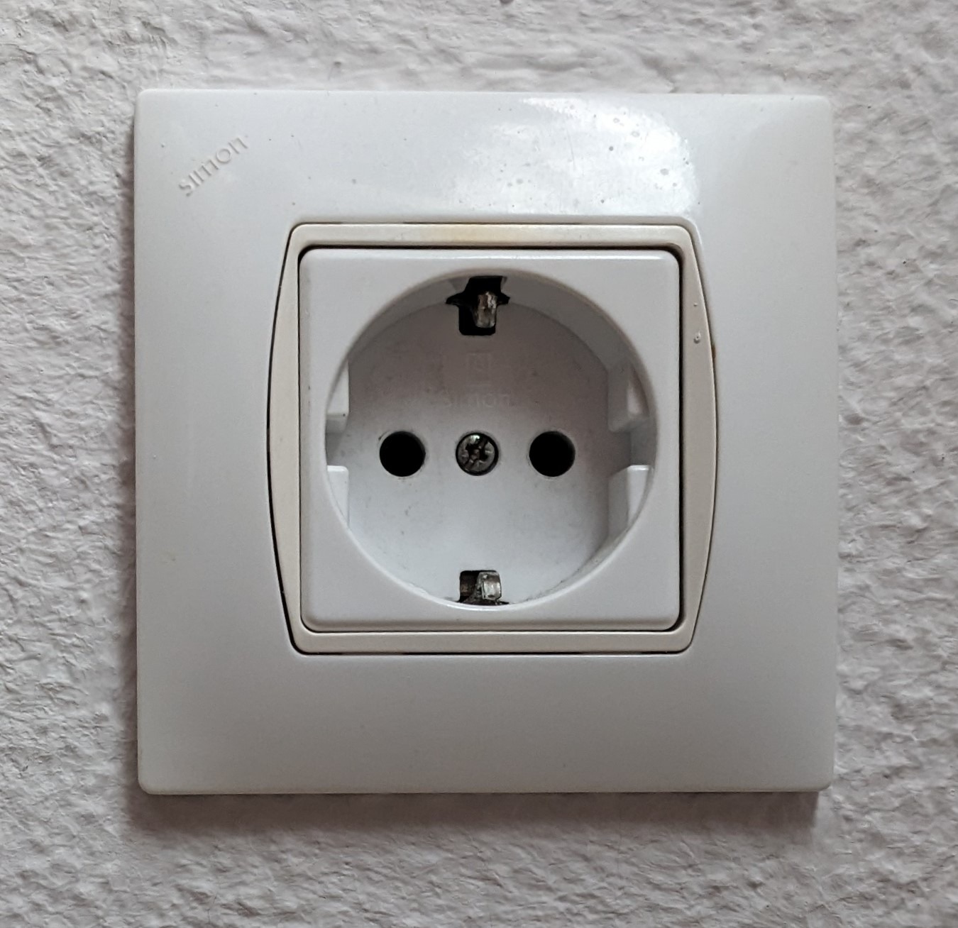 earthed socket.jpg