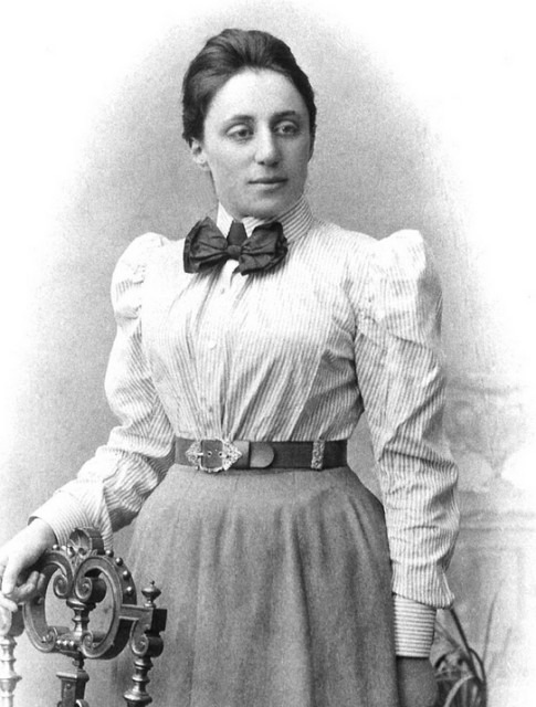 Emmy Noether ca 1900.jpg