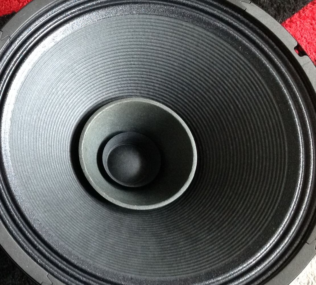Fane Sovereign 15-300TC_close.jpg