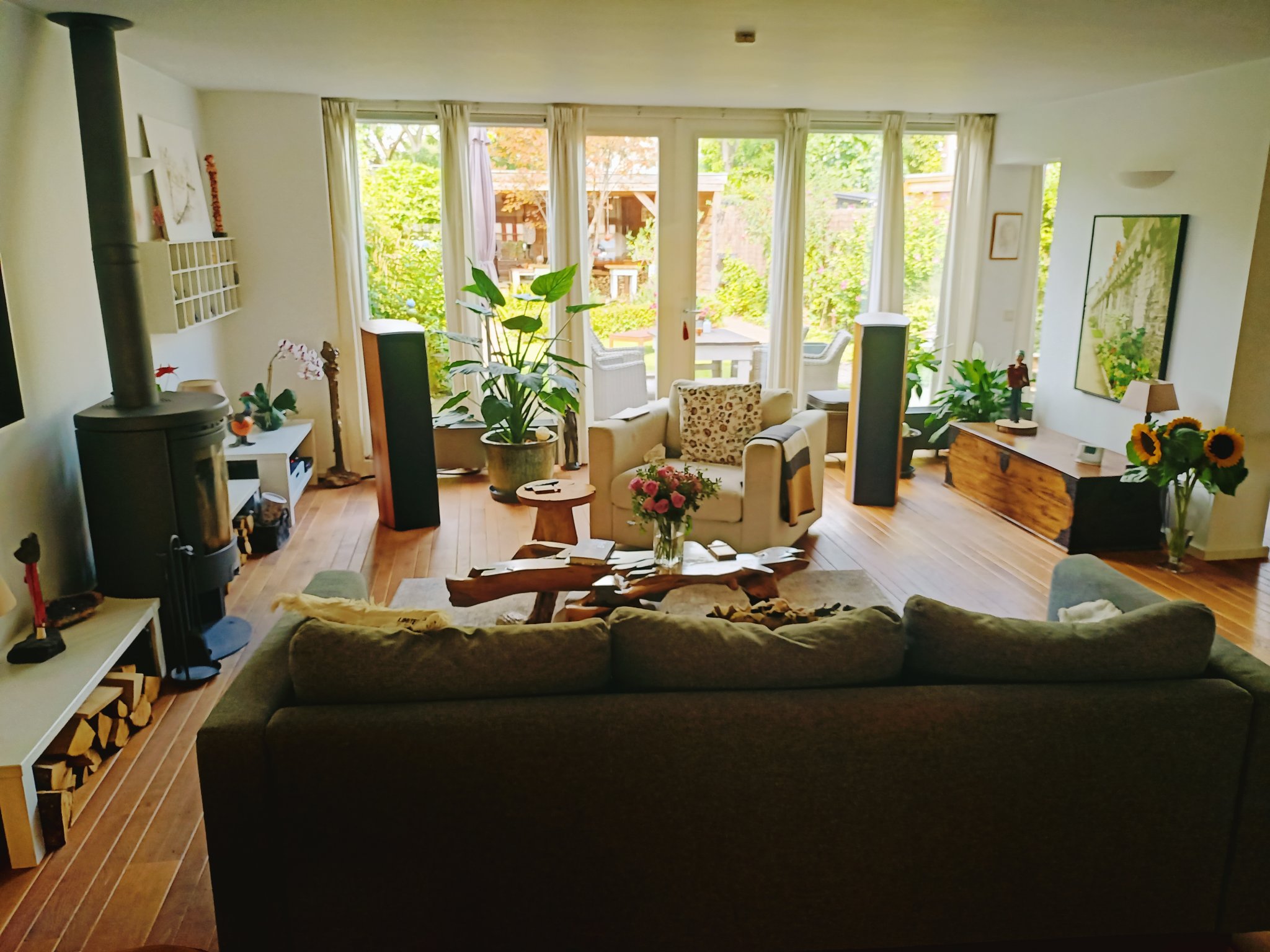 Gaya2-Livingroom-01.jpg