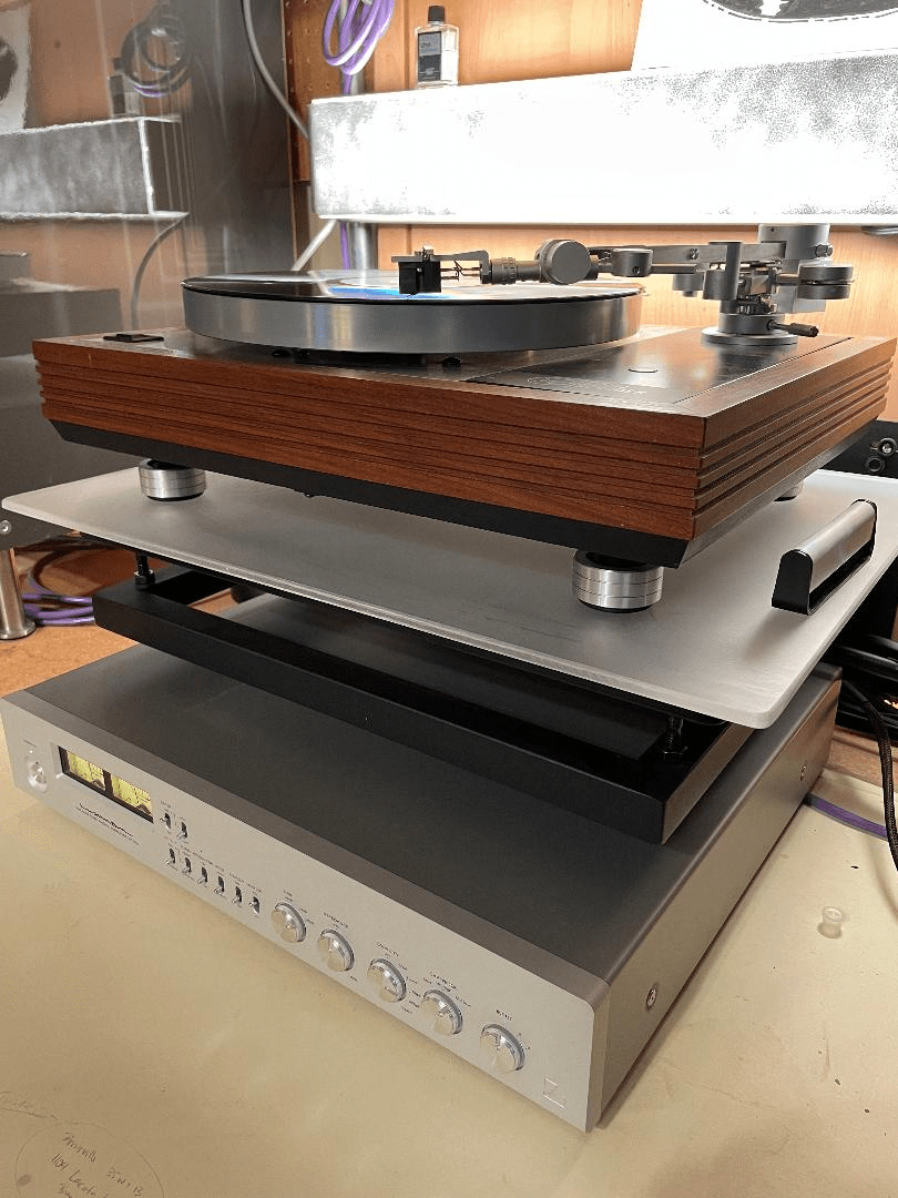 linn-sondek-luxman-EQ-500-pre-amp-mnpctech-iso-feet.png