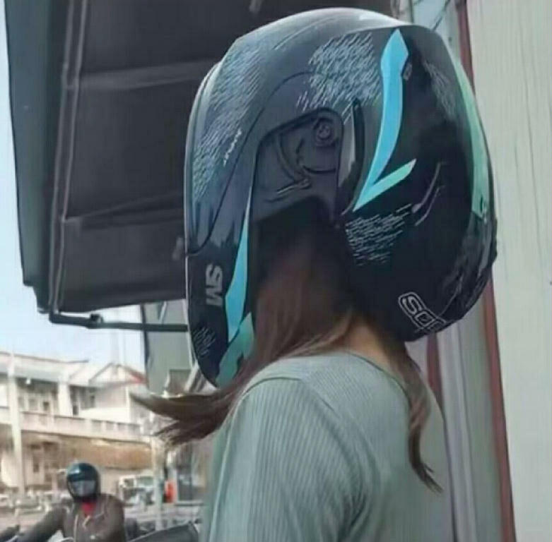 OneWayToWearA-MotorcycleHelmet-a.jpg