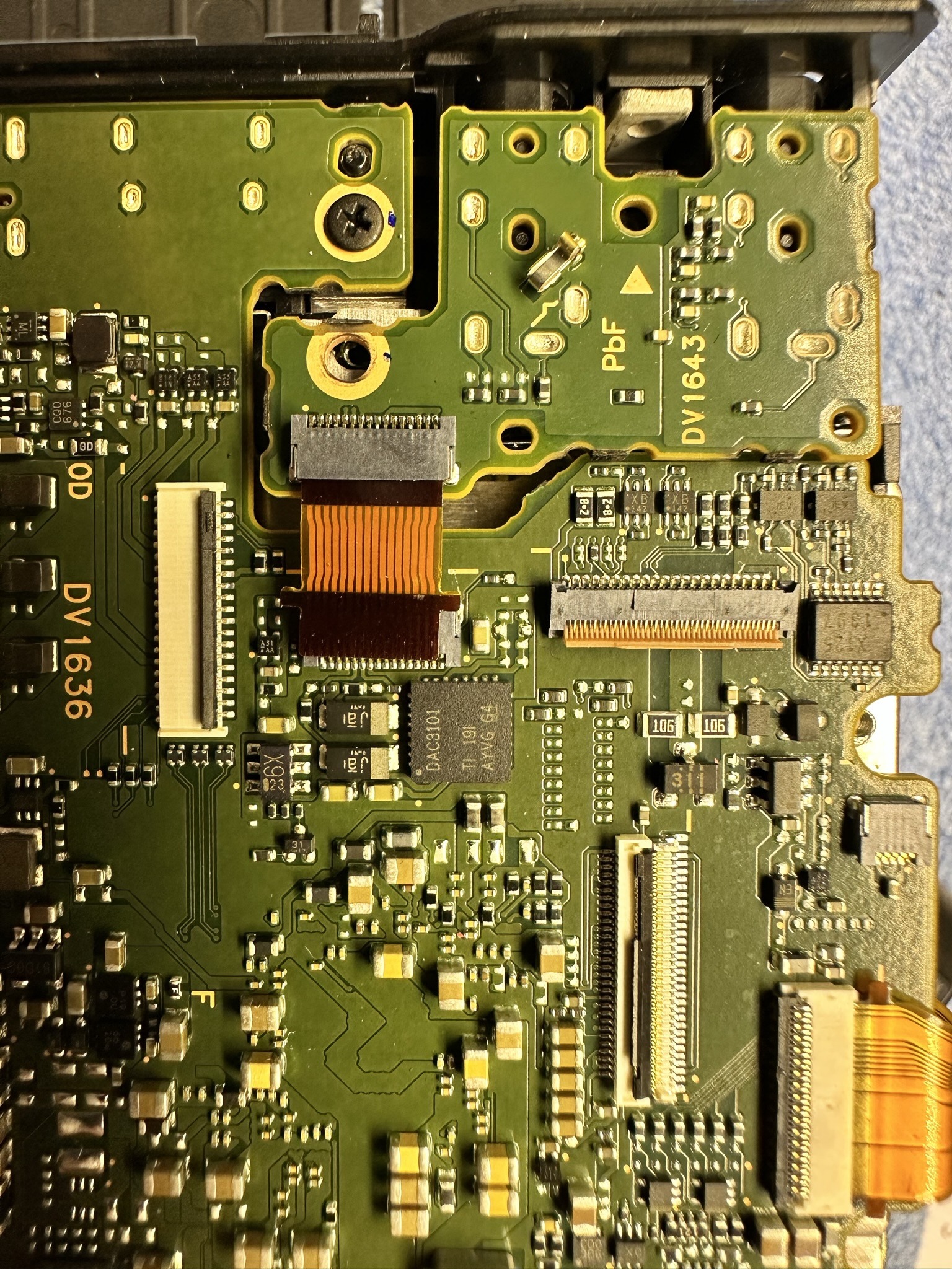 Panasonic_Lumix_S5_Mic_Phone_Buchsen_Platine_Rueckseite.jpeg