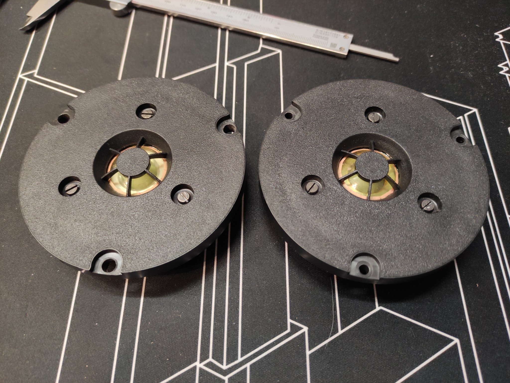 The Philips AD 0140/T4 tweeters, seen from the front.
