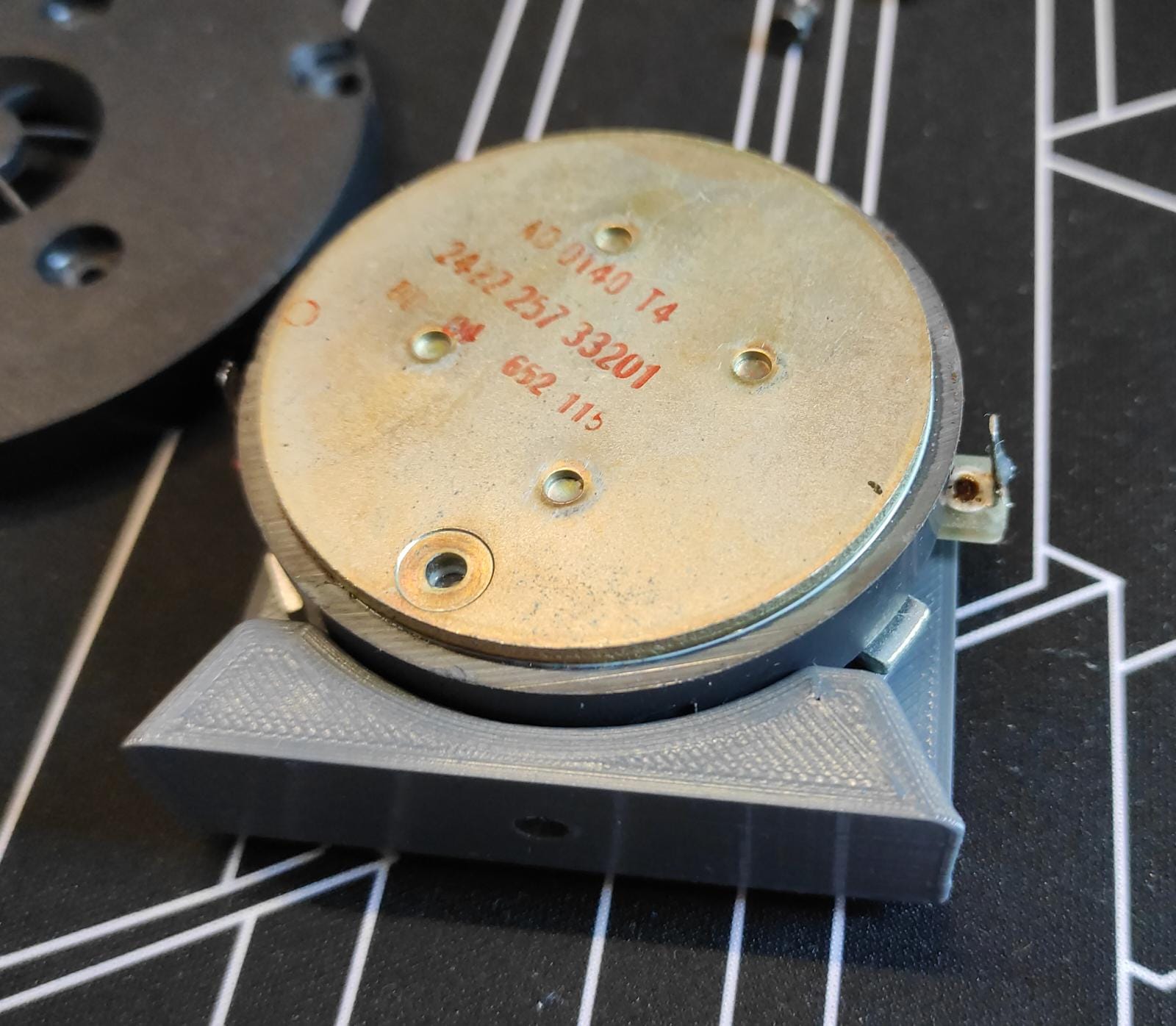 The magnet is supported very nicely by the thicker piece on the bottom.