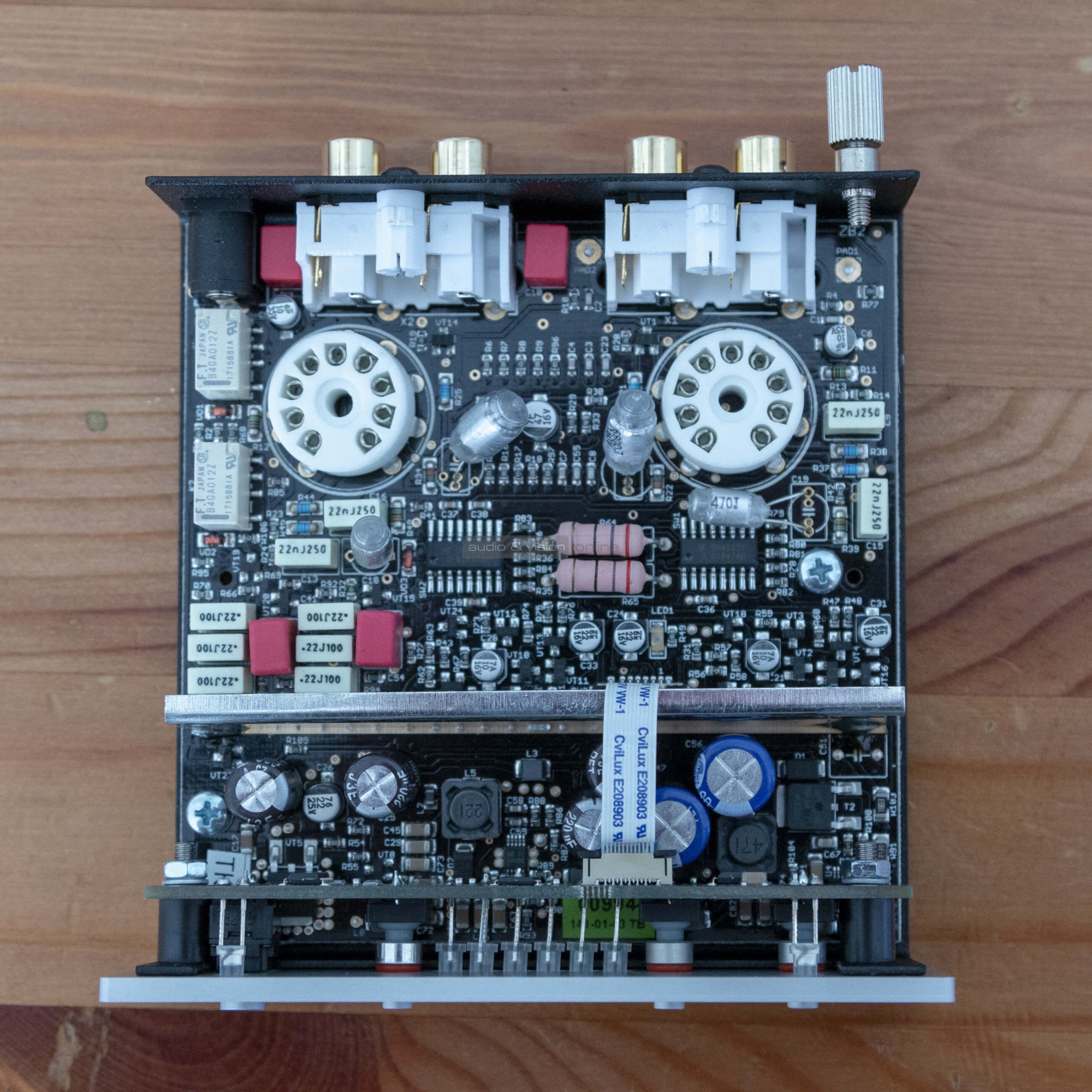 Pro-Ject-Tube-Box-S2-csöves-phono-előerősítő-inside-top_big.jpg