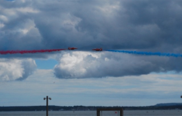 Red Arrows play Chicken 8 June 2024.jpg