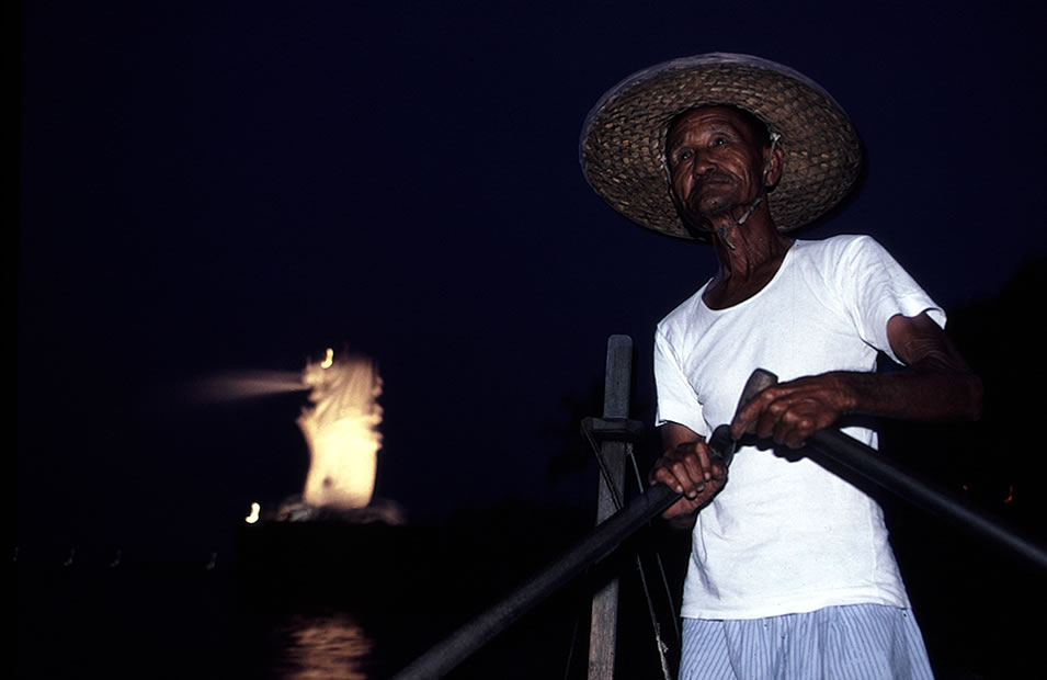 sampan_man.jpg