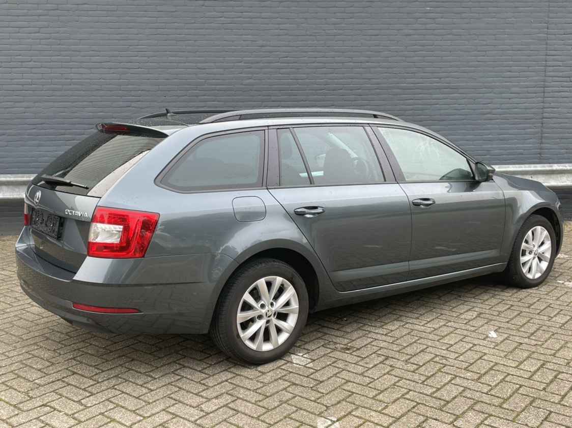 Skoda Octavia Combi.jpg