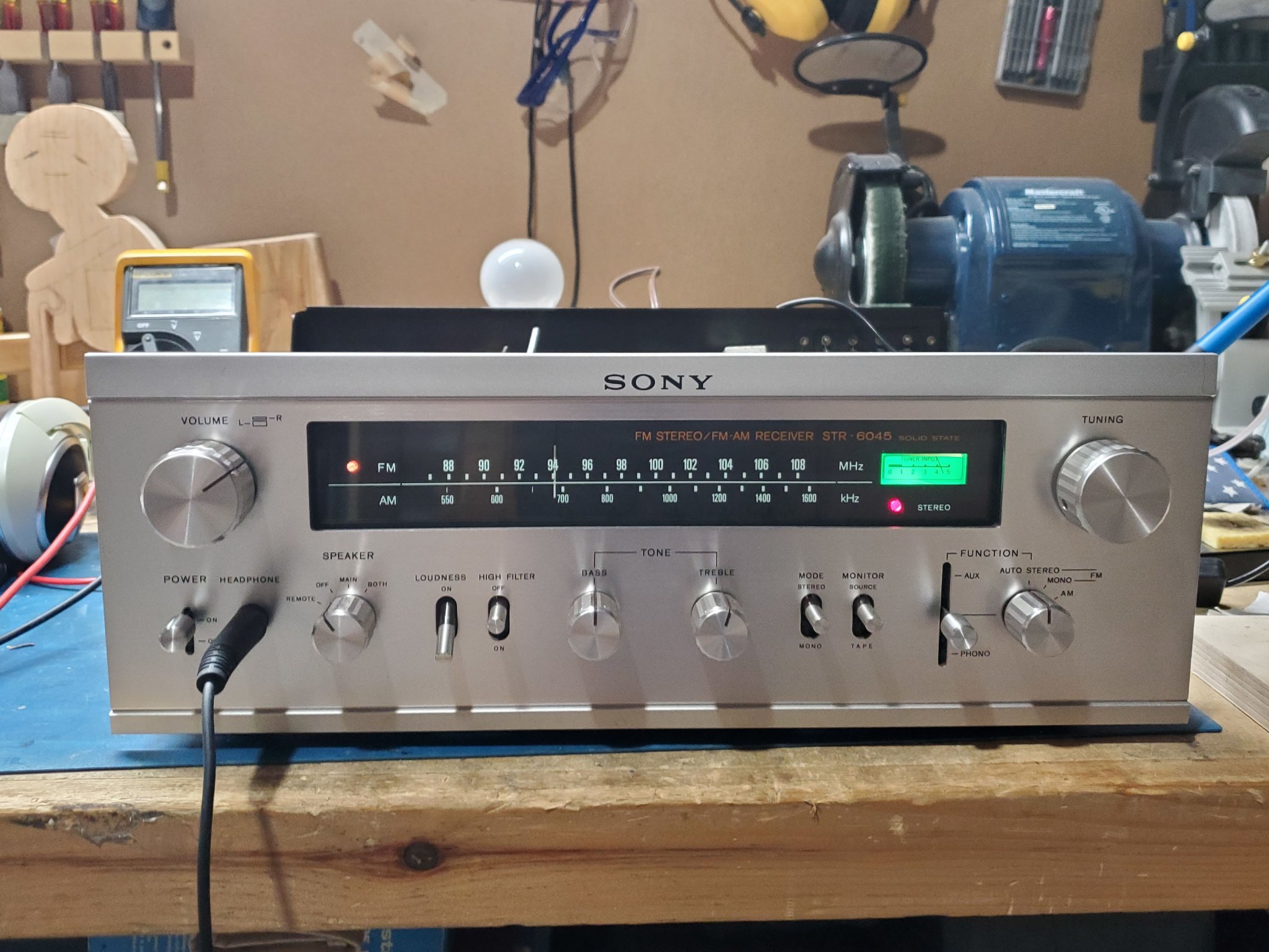 Sony_STR-6045_with_all_lights_on.jpg