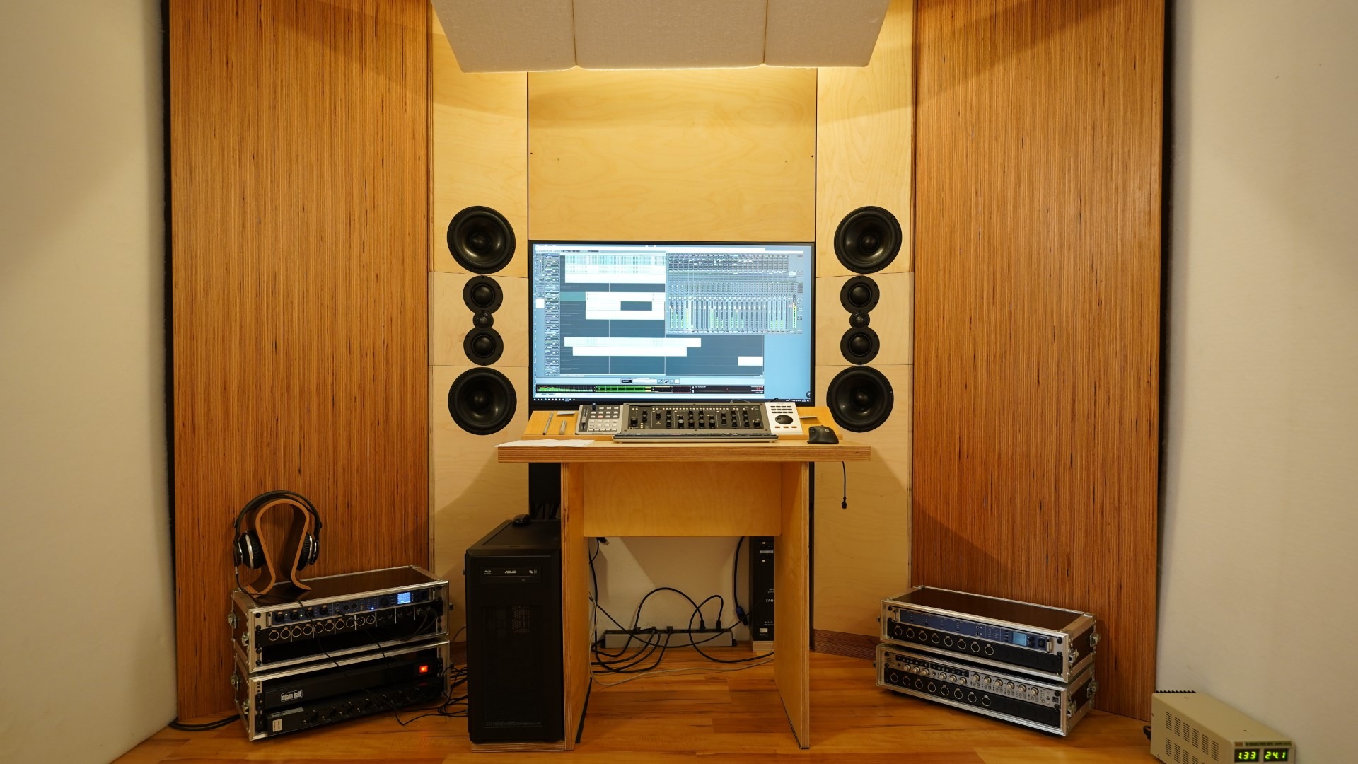 Studio2021 (FHD).jpg