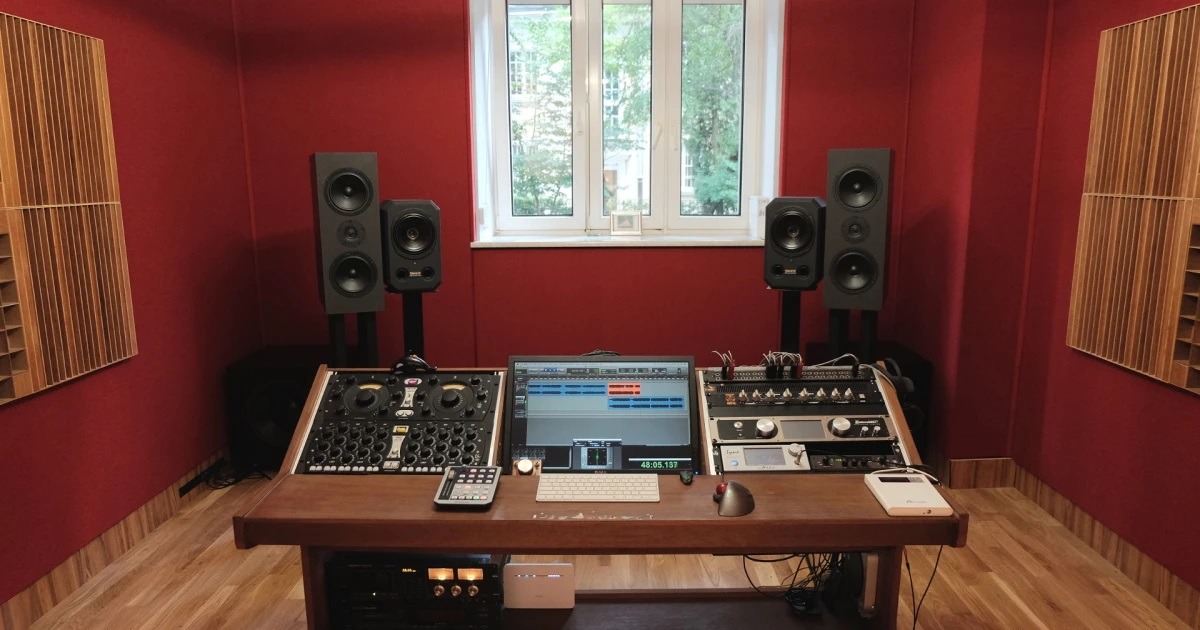 studio_red_02.jpg