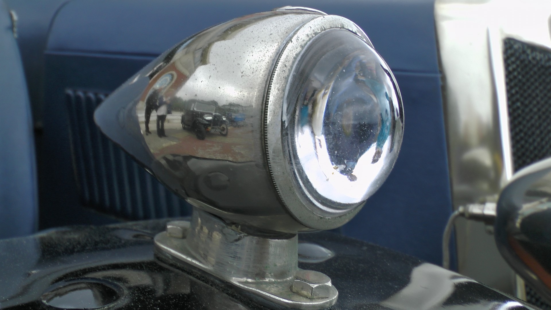 vintage-car-side-light[1].jpg