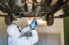 auto-under-floor-underbody-protection-underbody-wax-wax-corrosion-protection-man-work-mechanic.jpg