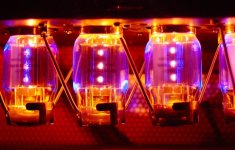 800px-Kt88_power_tubes_in_traynor_yba200_amplifier[1].jpg