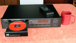 Rotel_RCD-865BX open tray.gif