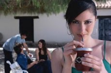 chica tomando mate.jpg
