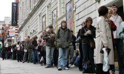 Fans-Queue-to-buy-tickets-010.jpg