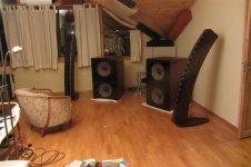JBL og CBT flyttet inn i storstuen 002 (Medium).JPG