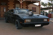 Mad_Max_Car_at_Silverton_Hotel,_Silverton,_NSW,_07.07.2007.jpg