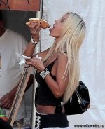 Sexy_girl_eatind_hotdog.jpg