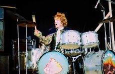 Performing-with-Cream-in--004.jpg