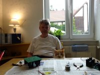Gerd und sein Assistent in Rot 2.jpg