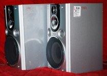 2_speakers_4_bucks_DSC_2254B_1000px.jpg