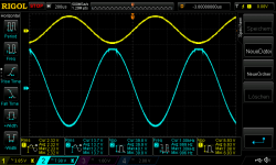 inverted amp Gain 6 22V supply 8,2Rload_2,5Vrms in 1khz oscillating + clipping.png