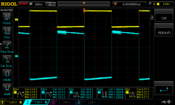 inverted amp Gain 6 22V supply 8,2Rload_3,3Vrms square in 1khz oscillating.png