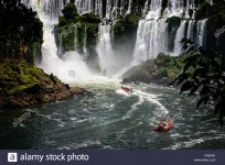 paseos-en-bote-de-velocidad-bajo-la-cascada-de-agua-sobre-las-cataratas-del-iguazu-en-brasil-r08.jpg