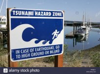 tsunami-warning-signs-in-the-harbour-at-port-townsend-washington-usa-north-america-RF8BCY.jpg