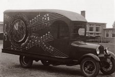 The Voice of a Giant Philips 1929.jpg