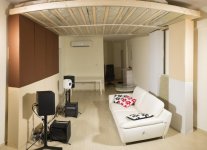 Wohnzimmer-Deckensegel-Genelec-8331-Sofa.jpg