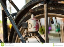 generador-eléctrico-dínamo-en-la-bicicleta-antigua-29353114.jpg