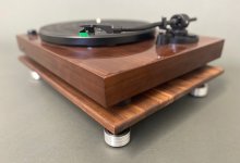 best-diy-turntable-vibration-isolation-platform-black-feet.jpg